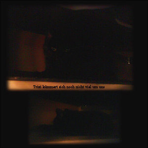 Trixi unter unserem Sofa, mal sehen wann sie etwas weiter auftaut :)