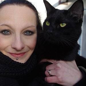 Ich und  "klein Puh"
Happy Birthday...Lordi ist nun 1 Jahr alt. Viel verändert hat er sich ja nicht,aber er hat riiisen Löffel,oder? XD