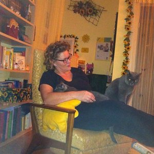 Lizzy in meinem Arm und Benny wacht neben ihr.