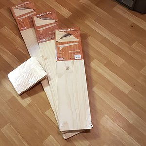 Das sind die Regalbretter aus dem Baumarkt, welche mir teilweise als Basis für die Wandbretter dienen.