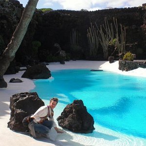 Frauchen am Pool bei Cesar Manrique auf Lanzarote Jan 2010
