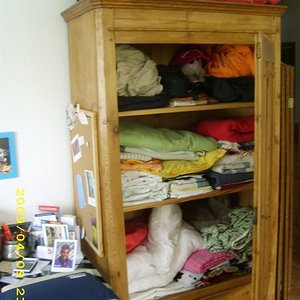 Emira, die 1. im Schrank