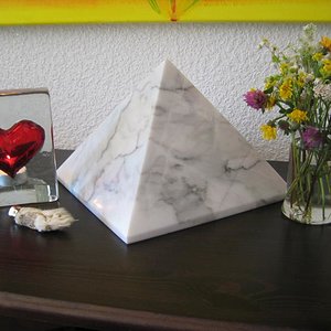 Nun steht hier die weiße Alabasterpryamide, und Romeos flauschiges Fell, seine tollen Äuglein, seine Bären-Pfötchen, alles äußerliche an ihm, gehört der Vergangenheit an...