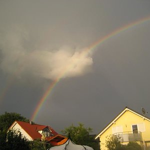Am 15.07.2012 hat uns Julia einen Regenbogen geschickt. Und einen zarten zweiten dazu (etwas oberhalb). Ich glaube heute, sie hat damit Romeo ein Zeichen gegeben, dass alles bereit ist und er seinen letzten Weg antreten kann..