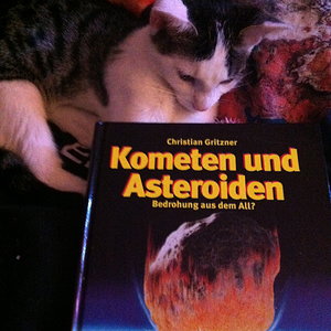 Juno... Asteroid im Asteroidengürtel zwischen Mars und Jupiter. Filmfigur einer Komödie und Juno-II als Testrakete der Nasa. Jupitersonden ebenfalls. Juno ist eine "Sie". Auf Russisch Juna ausgesprochen. Verniedlichungen: Juni, Brocken, Schnurri.