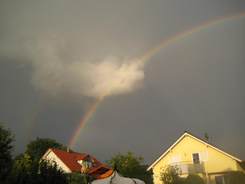 Am 15.07.2012 hat uns Julia einen Regenbogen geschickt. Und einen zarten zweiten dazu (etwas oberhalb). Ich glaube heute, sie hat damit Romeo ein Zeichen gegeben, dass alles bereit ist und er seinen letzten Weg antreten kann..
