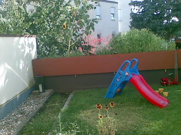 hinter der gelben Mauer sitzt ein Katzenunmensch :( ... hinter den braunen Kübeln gehts gleich 3 Meter tief :(