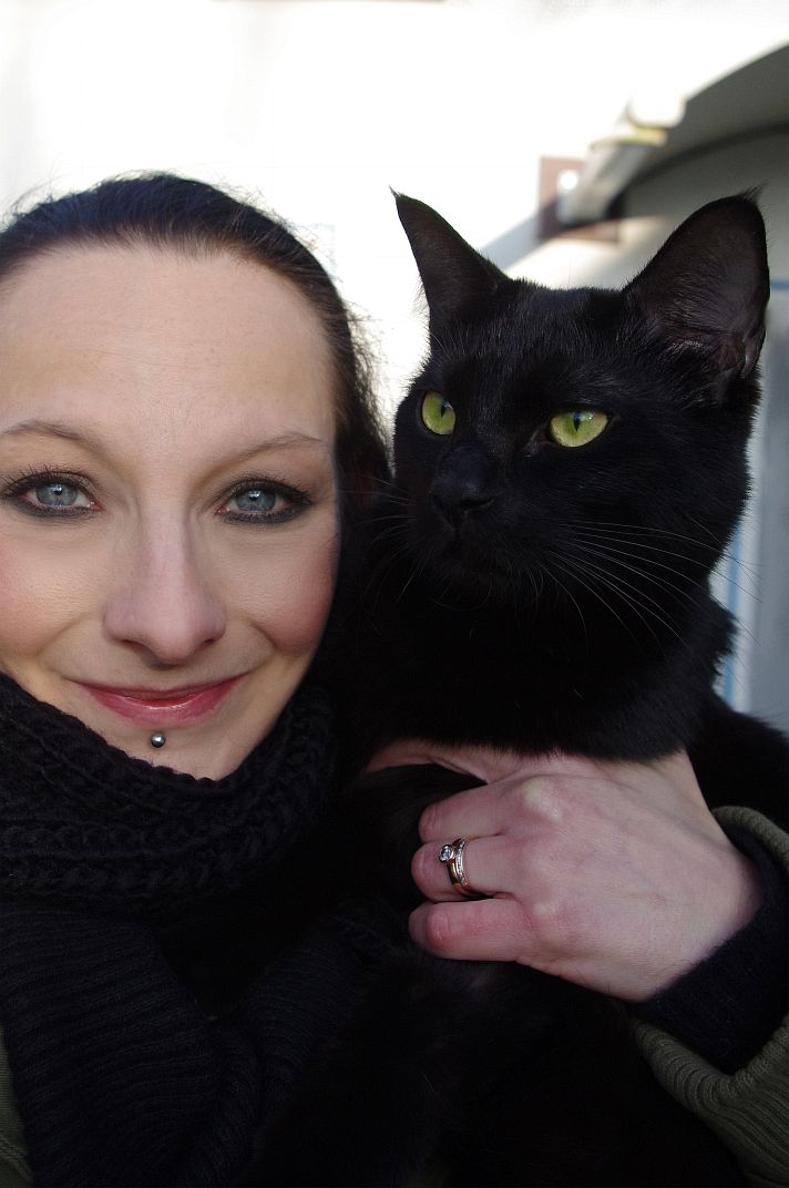 Ich und  "klein Puh"
Happy Birthday...Lordi ist nun 1 Jahr alt. Viel verändert hat er sich ja nicht,aber er hat riiisen Löffel,oder? XD