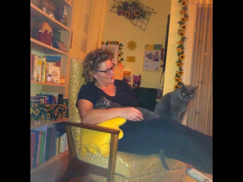 Lizzy in meinem Arm und Benny wacht neben ihr.